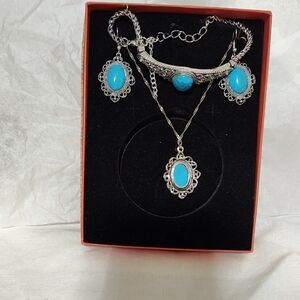 Chic Silver and Turquoise Necklace Set